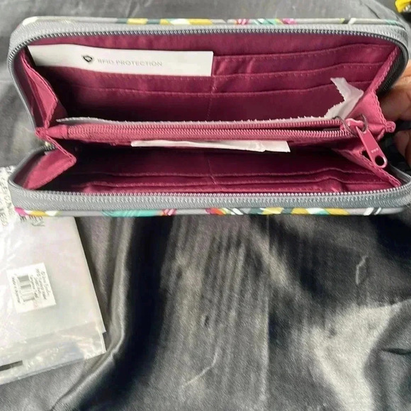 🆕 Vera Bradley Wallet- Base Color is Gray with Colored Designs - Picture 4 of 14